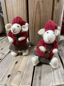 Tovad tomtemus med stickad tomteluva och röd stickad jacka och grå tovad kjol.Gry&Sif