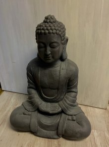 Stor sittande Buddha gråsvart fiberbetong fiberclay Stjernsund Kollektion