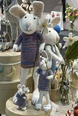 Stor tovad kanin med lila klänning Gry & Sif
